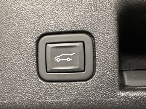 Used 2023 Chevrolet Equinox LT w/ Driver Convenience Package image 19