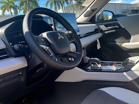 New 2025 Mitsubishi Outlander SE image 6