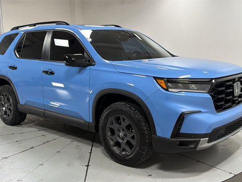 Used 2023 Honda Pilot TrailSport image 3