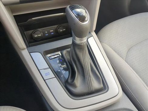 Used 2017 Hyundai Elantra SE w/ Cargo Package image 3