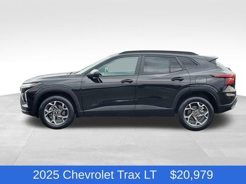 Used 2025 Chevrolet Trax LT w/ Driver Confidence Package FWD image 2