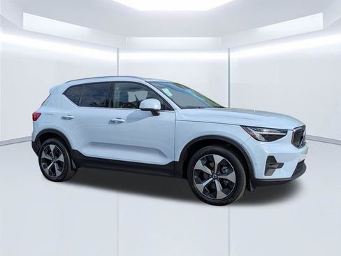 Used 2024 Volvo XC40 B5 Plus AWD/4WD image 2