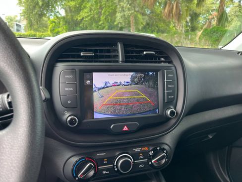 Used 2025 Kia Soul LX w/ LX Technology Package FWD image 24