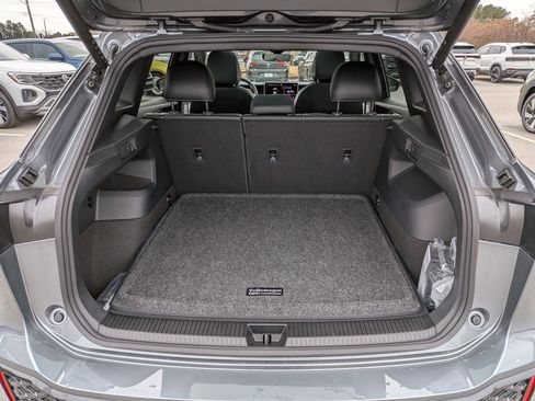 Used 2025 Volkswagen Tiguan SE R-Line image 31