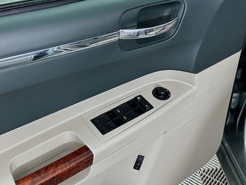 Used 2005 Chrysler 300 C w/ Navigation & Sound Group II RWD image 15
