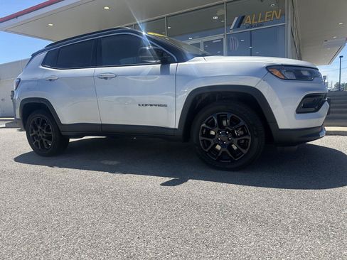Used 2025 Jeep Compass Limited AWD/4WD image 1