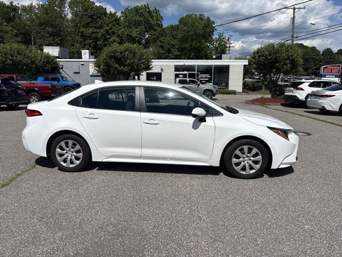 Used 2025 Toyota Corolla LE FWD image 8