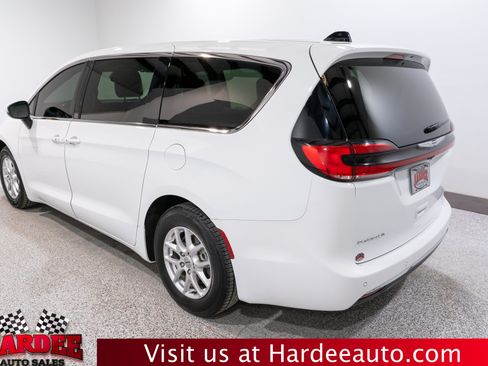 Used 2023 Chrysler Pacifica Touring-L FWD image 3