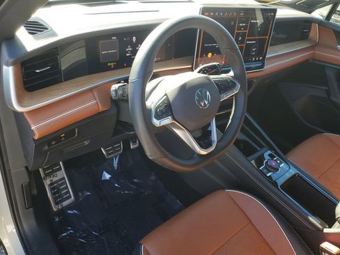 Used 2025 Volkswagen Tiguan SEL R-Line image 17