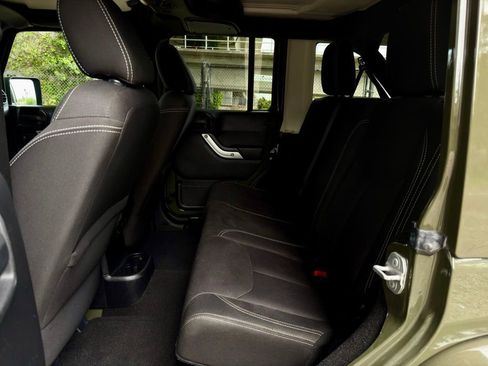 Used 2015 Jeep Wrangler Unlimited Sahara w/ Connectivity Group AWD/4WD image 21