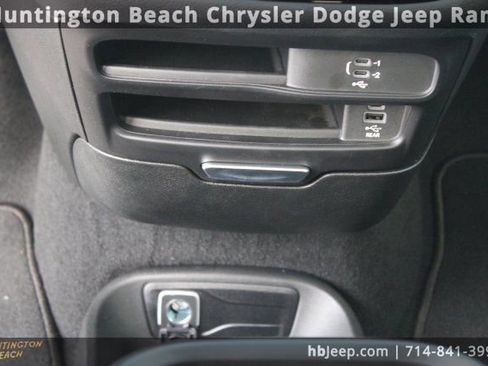 Used 2026 Chrysler Pacifica Select image 17