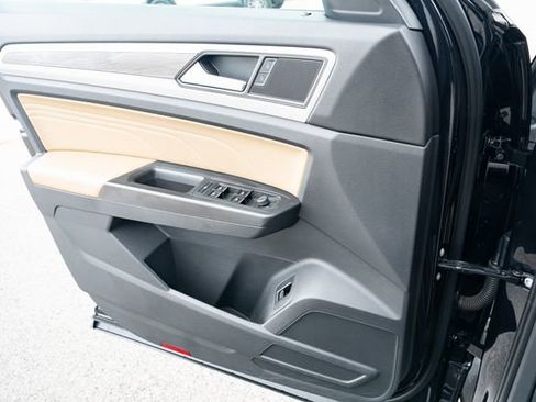 Used 2022 Volkswagen Atlas Cross Sport SE FWD image 26