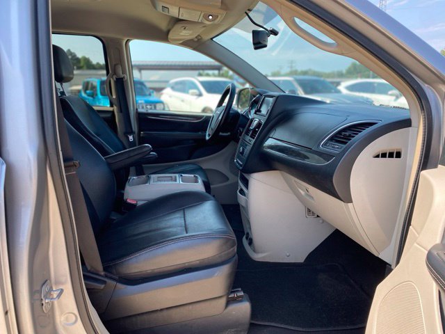 Used 2016 Chrysler Town & Country Touring FWD image 11