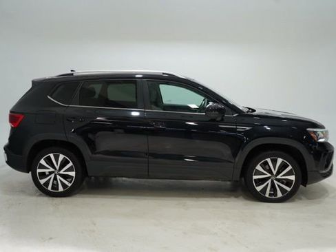 Used 2024 Volkswagen Taos SE image 9