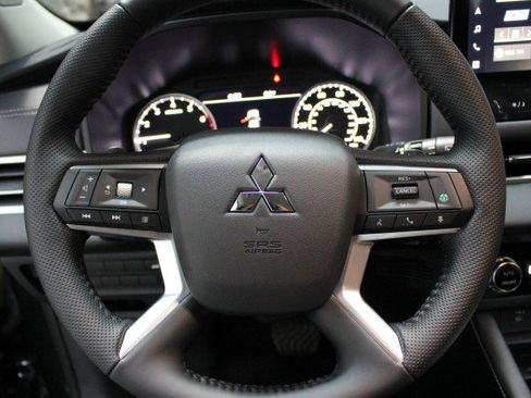 New 2025 Mitsubishi Outlander SE image 8