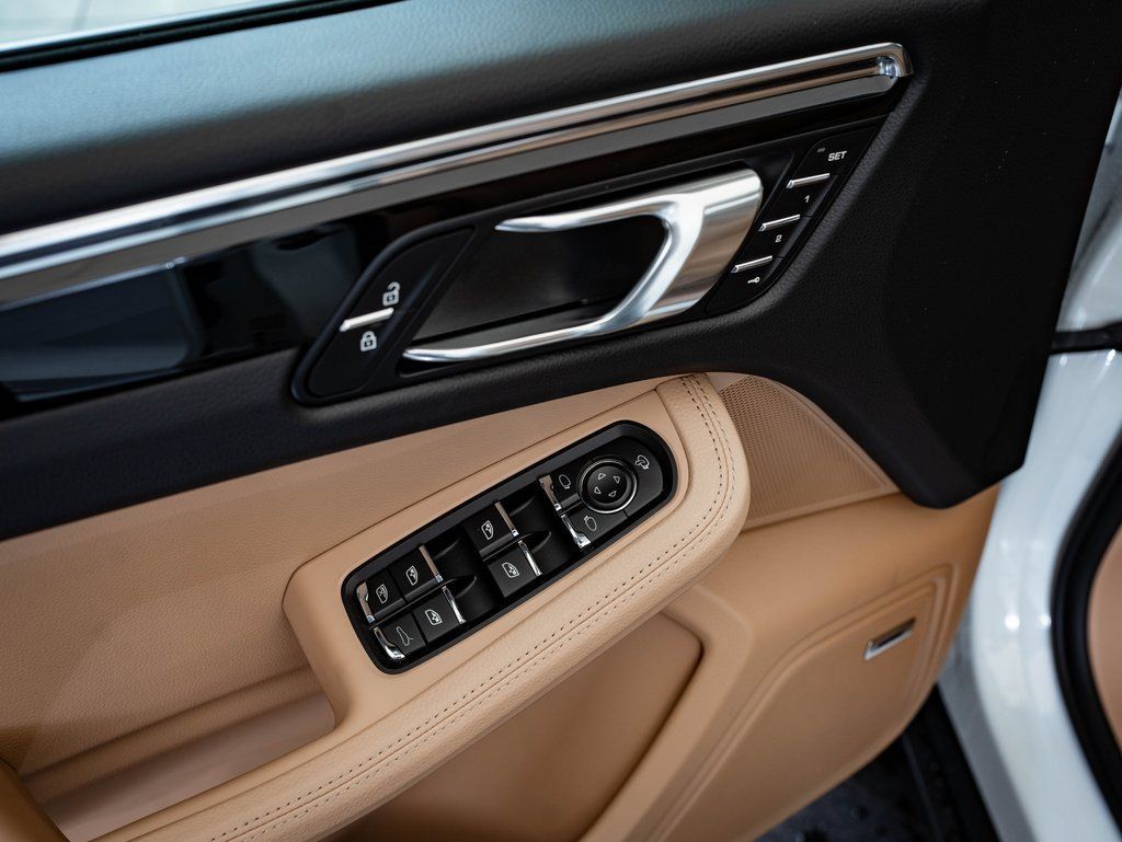 Certified 2026 Porsche Macan AWD/4WD image 28