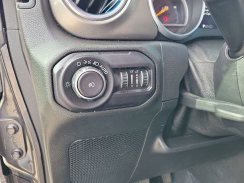 Used 2018 Jeep Wrangler Unlimited Sahara image 12