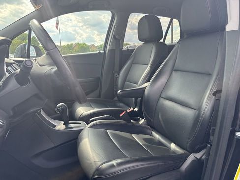 Used 2021 Chevrolet Trax LT w/ Premium Seat Package FWD image 9
