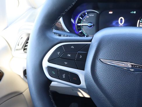 Used 2023 Chrysler Pacifica Limited image 32