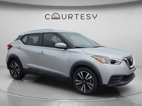 Used 2019 Nissan Kicks SV FWD image 3