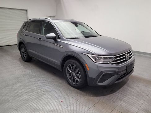 Used 2023 Volkswagen Tiguan SE w/ Panoramic Sunroof Package FWD image 13