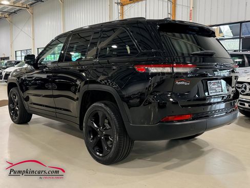 Used 2023 Jeep Grand Cherokee Limited w/ Black Appearance Package image 4