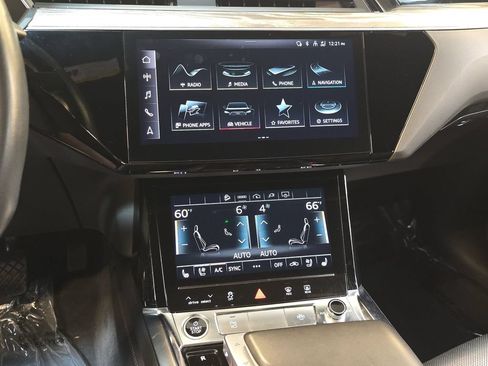 Used 2023 Audi e-tron Premium Plus w/ Premium Plus Package AWD/4WD image 26
