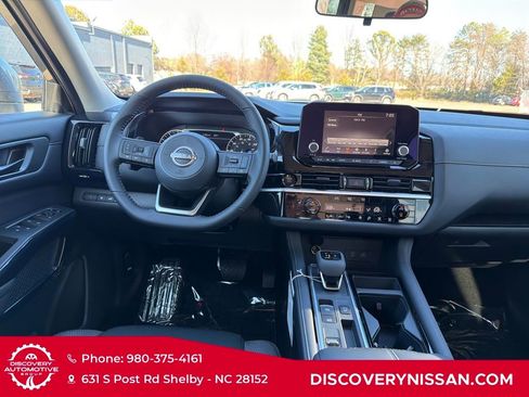 New 2025 Nissan Pathfinder SV image 32