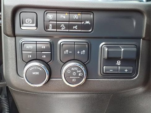 Used 2025 Chevrolet Suburban RST w/ Comfort Package AWD/4WD image 18