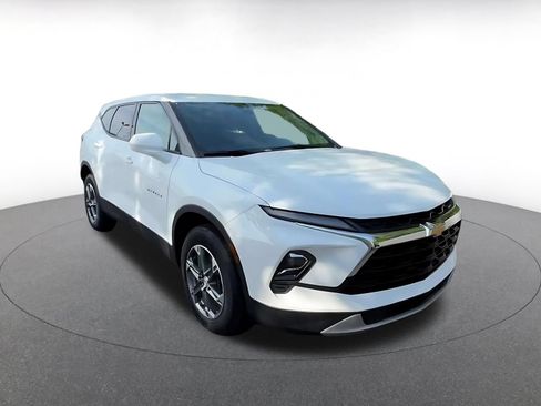 Used 2025 Chevrolet Blazer LT FWD image 3