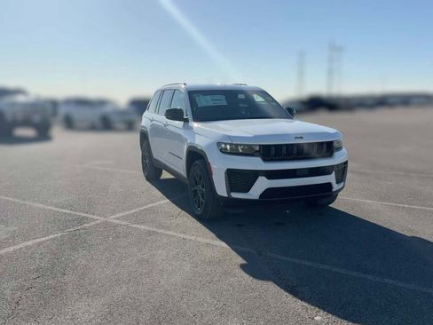 New 2026 Jeep Grand Cherokee Altitude image 17