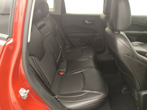 Used 2018 Jeep Compass Latitude w/ Cold Weather Group FWD image 19