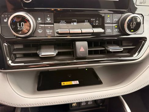 Used 2023 Toyota Highlander XLE AWD/4WD image 25