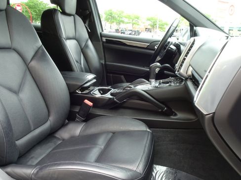 Used 2017 Porsche Cayenne Platinum Edition image 12