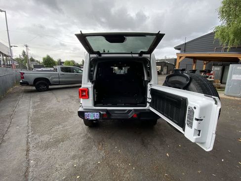 Used 2025 Jeep Wrangler Unlimited Sahara AWD/4WD image 28