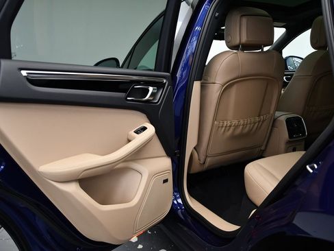 Used 2025 Porsche Macan image 40