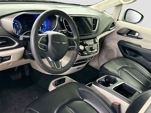 Used 2023 Chrysler Pacifica Touring-L image 7