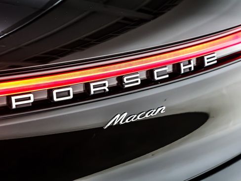 Used 2024 Porsche Macan w/ Premium Plus Package image 8