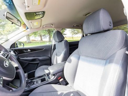 Used 2019 Kia Sorento FWD image 13