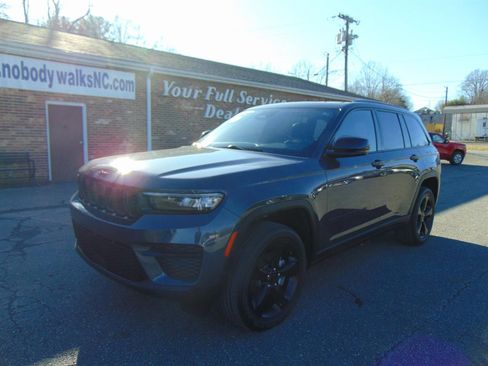 Used 2023 Jeep Grand Cherokee Altitude image 11