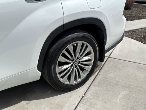 Used 2023 Toyota Highlander Platinum image 8