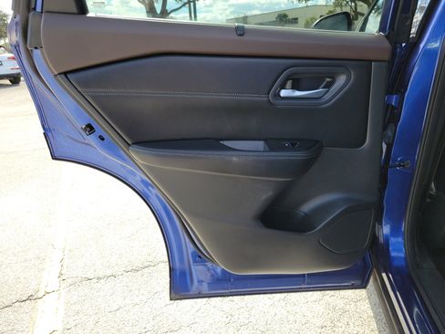 Used 2023 Nissan Rogue SL w/ SL Premium Package image 11