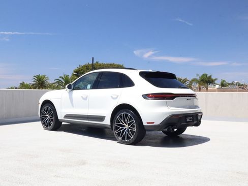 Certified 2026 Porsche Macan AWD/4WD image 3