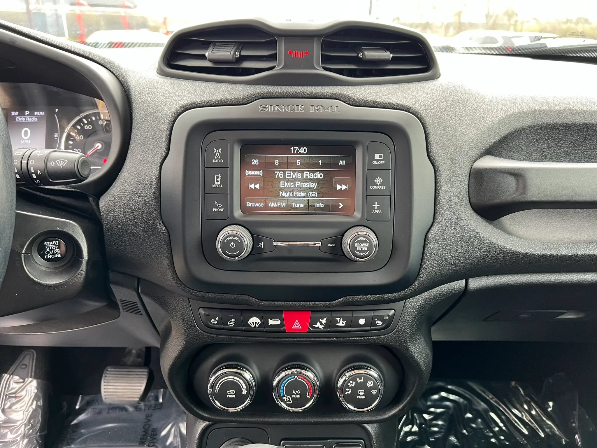 Used 2017 Jeep Renegade Latitude w/ Cold Weather Group AWD/4WD image 17