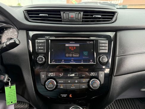 Used 2020 Nissan Rogue SV FWD image 12