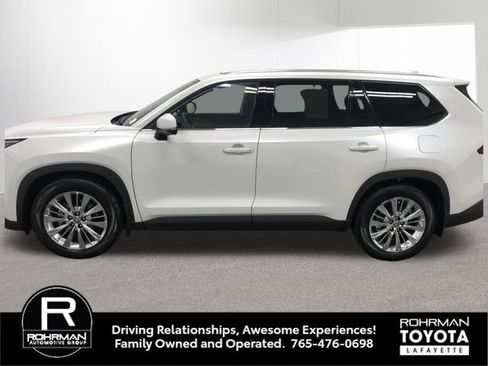 Used 2025 Toyota Grand Highlander AWD image 3