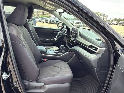 Certified 2024 Toyota Highlander LE image 29