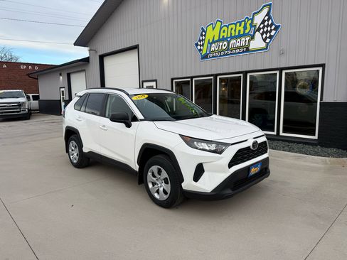 Used 2019 Toyota RAV4 LE image 1