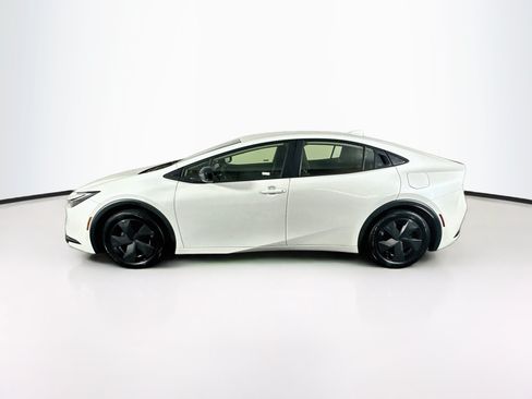 Used 2024 Toyota Prius LE FWD image 4