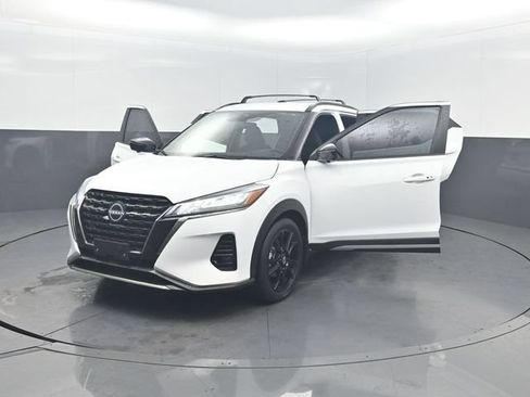 Used 2023 Nissan Kicks SR w/ Exterior Package FWD image 35